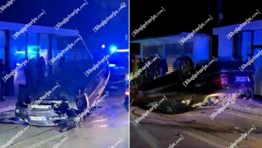 Aksident në Lezhë, makina përplaset me shtyllën e ndriçimit rrugor dhe përmbyset (VIDEO)