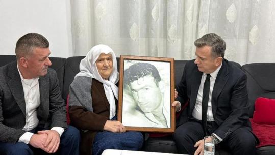 21 Janari/ Balla vizitë tek nëna e Hekuran Dedës: Jeton me shpresën se drejtësia do të arrijë t’i tregojë se me urdhër të kujt u vra djali i saj