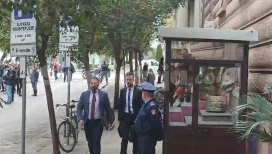 Rasti 'Balluku', dy prokurorët e SPAK dhe përfaqësuesit e qeverisë mbërrijnë në Gjykatën Kushtetuese