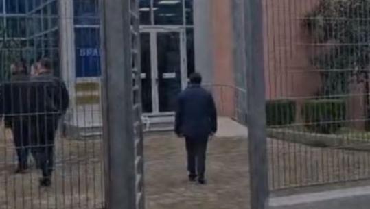 I pandehur për shkelje të barazisë në tendera dhe ankande publike, Jonaid Myzyri paraqitet në SPAK