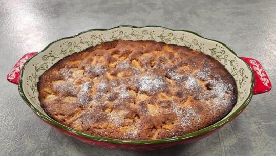 Kek me mollë, rrush të thatë, konjak dhe kanellë nga zonja Albana