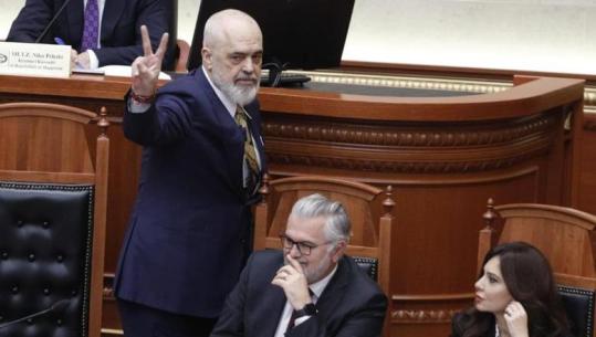 FOTOLAJM/ Pas fjalimit në Kuvend Rama ironizon opozitën me dy gishtat lart