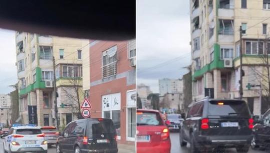 'A mund të rrini në radhë?' Braçe publikon VIDEO nga trafiku në Tiranë: Zyrtarët shtetërorë kalojnë pa radhë me ndihmën e policisë