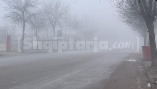 Mjegull në aksin Korçë-Pogradec, pamje e kufizuar dhe vështirësi qarkullimi për drejtuesit e automjeteve