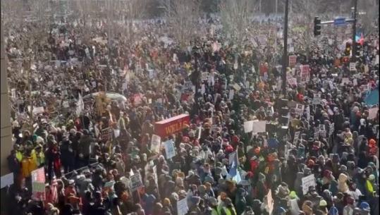 SHBA/Protesta masive kundër shtrëngimeve të emigracionit! 100 anëtarë të klerit në pranga/Në Mineapolis rritet zemërata pas arrestimit të një 5 vjeçari