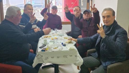 FOTO-LAJM/ Deputeti i PD-së meze e raki para proteste: Niset me 5 demokratë me 2 gishta për të rrëzuar qeverinë në Tiranë