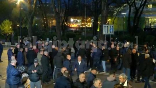 LIVE TV- Pritet të nisë protesta e PD, Kryeministria e rrethuar nga Policia! 1350 efektivë në terren