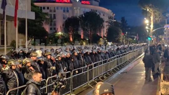 LIVE TV- Pritet të nisë protesta e PD, Kryeministria e rrethuar nga Policia! 1350 efektivë në terren