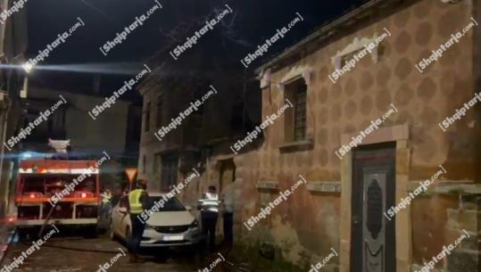 Përfshihet nga flakët banesa në Korçë, nuk ka të lënduar