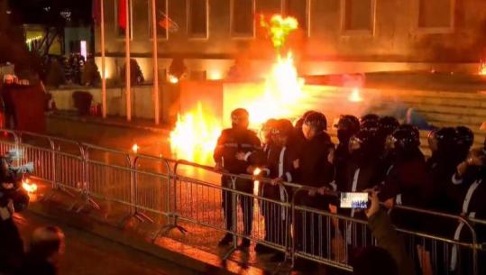 Molotovët drejt kryeministrisë, disa policë të lënduar! Shoqërohen 3 protestues