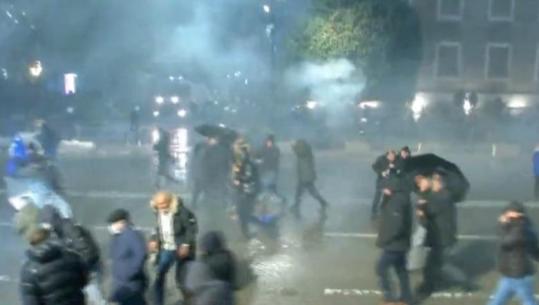 Hidhet gaz lotsjellës drejt protestuesve, PD zhvendos protestën te Kuvendi