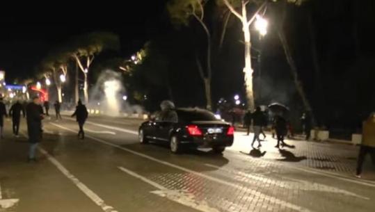 Berisha nis protestuesit drejt Kuvendit, ndërsa vetë i hipën makinës dhe largohet