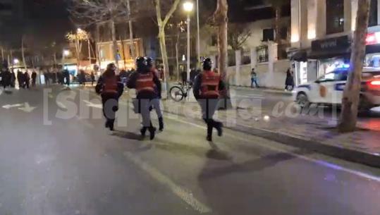 Nuk e kishin parashikuar këtë skenar, policët vrapojnë për të mbrojtur Kuvendin nga militantët e Berishës