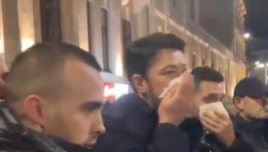 FOTO/ Shkëlzen Berisha i bashkohet protestës së PD, ‘mbrohet’ nga gazi lotsjellës