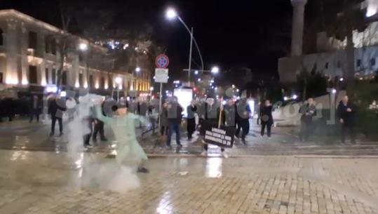 Skenë lufte para Parlamentit, militantët e PD sulmojnë me gurë dhe lëndë shpërthyese efektivët e Policisë