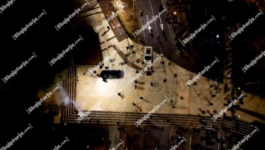 Pamjet me dron, protesta e PD zhvendoset te parlamenti, militantët flakërijnë molotovë