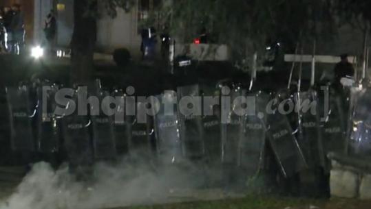 Ping-pong me tymuese para Parlamentit, vijon përplasja e militantëve të Berishës me Policinë