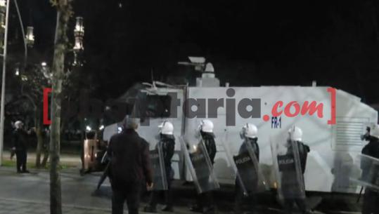 Shpërndahen protestuesit e PD para Kuvendit, hidhet ujë në drejtim të tyre