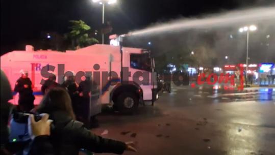 Shpërndahen protestuesit e PD para Kuvendit, hidhet ujë në drejtim të tyre (VIDEO)