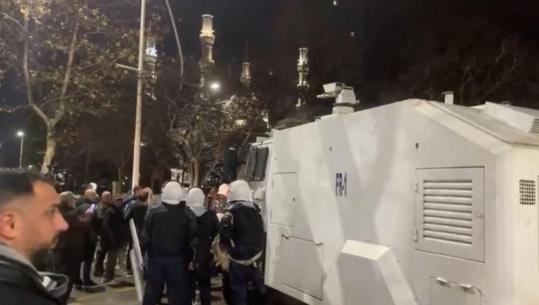 Protesta e Berishës, 11 efektivë Policie përfundojnë në spital pas sulmeve me gurë dhe molotov