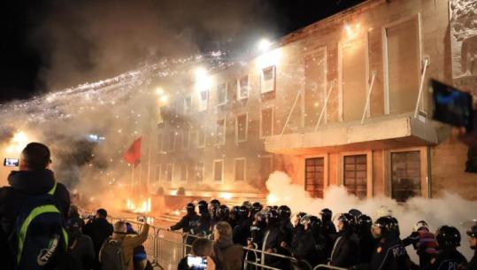 Protesta e PD në foto, molotovë drejt kryeministrisë e parlamentit