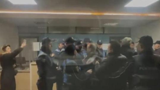 20 protestues të shoqëruar, përplasje me mbështetësve të PD dhe policisë në komisariatin numër 1 në Tiranë