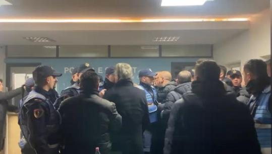 Protestuesit e shoqëruar pas protestës, Noka dhe deputetët e PD përplasen me efektivët në komisariatin numër 1