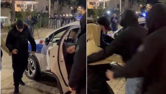 Protesta e Berishës/ Shoqërimi i 14-vjeçarit, policia: Gjuante me gurë efektivët, në rajon u trajtua me kujdes, u la i lirë pas ardhjes së prindit (VIDEO+FOTO)