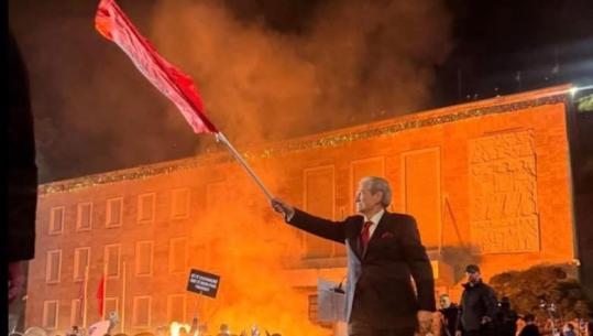 ‘E turpshme’, Kokalari kritikon ashpër Berishën: Të kesh qenë kryeministër dhe të valëvitësh flamurin kur digjet kryeministria, duhet të jesh i trashë (VIDEO)
