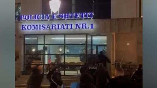Partia Demokratike risjell atmosferën e vitit ’98, momenti kur deputetët dhe militantët sulmojnë Komisariatin me dhunë e ofendime (VIDEO)