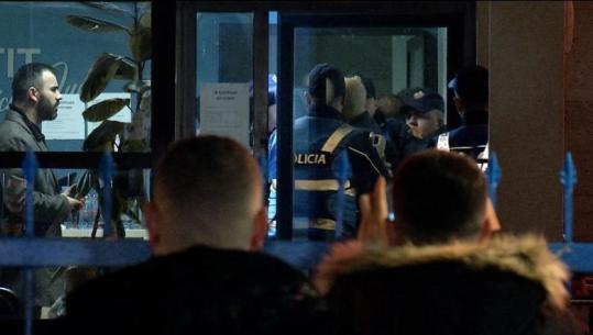 Partia Demokratike risjell atmosferën e vitit ’98, momenti kur deputetët dhe militantët sulmojnë Komisariatin me dhunë e ofendime (VIDEO)