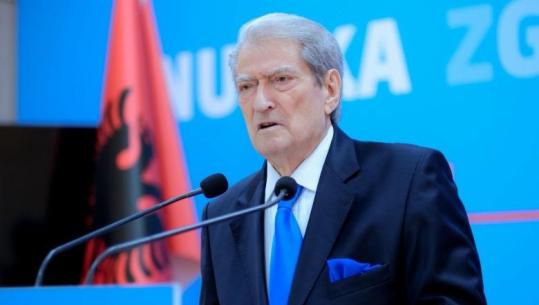 Protesta/ Berisha: Policia agresoi si e droguar qytetarët ‘paqësorë’! Gazi lotsjellës i skaduar, helm luftarak