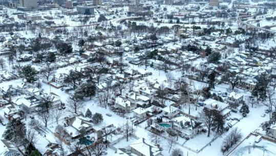 Moti ekstrem 'gjunjëzon' gjysmën e Amerikës! Stuhia 'monstër' lë 500 mijë familje pa energji elektrike