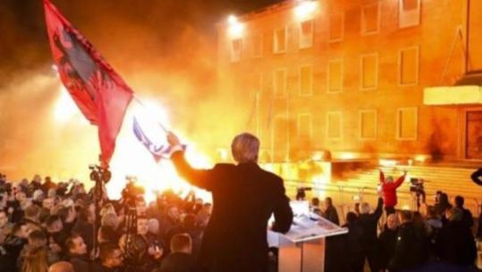 Arben Dervishi: Protestë me 'Nerv Artificial', pse Sali Berisha është sigurim i jetës politike për Edi Ramën