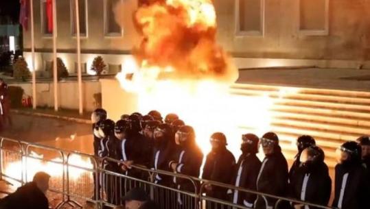 Mediat e huaja pasqyrojnë protestën e PD: Protestuesit hodhën molotov drejt parlamentit të Shqipërisë