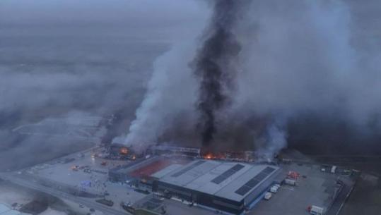 Përfshihet nga flakët një fabrikë ushqimore në Greqi, pesë të zhdukur