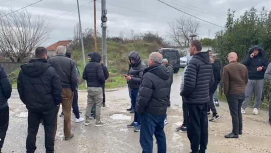 “Rrezikohet jeta e fëmijëve”- Banorë të fshatrave të Fushë-Krujës ngrihen në protestë për rrugën e amortizuar, u bashkohet edhe Aulon Kalaja: S’jemi për politikë këtu!