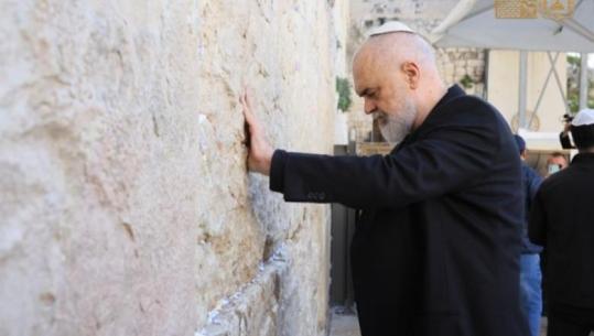 Kryeministri Rama vizitë në Murin e Lotit në Jerusalem: Uroj që zoti përmes këtij muri, t’i dërgojë qytetit forcën e paqes