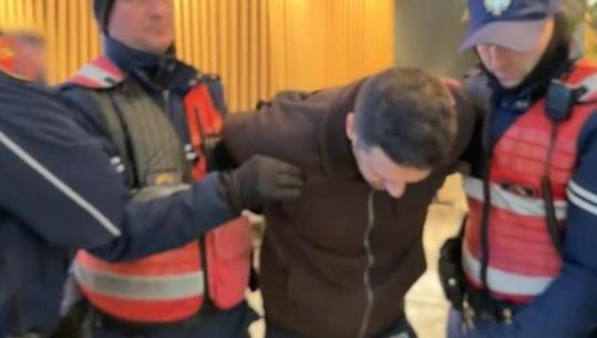‘Policia, duart mbi tavolinë’/ Pamjet e operacionit të SPAK në Call Centerin në kullat luksoze në Tiranë (VIDEO)