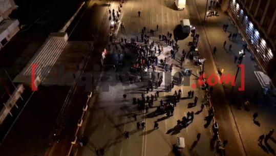 Pas dhunës së të shtunës, grushti i militantëve të Berishës mblidhen në protestë para Kryeministrisë! Kreu i PD i ‘braktis’ (PAMJET me DRON)