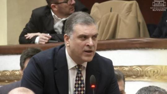 “Jeni bërë si Gaddafi”- Blushi akuza mazhorancës në Kuvend: Po zhvilloni një paradë të shëmtuar me makina luksoze! Jepni llogari për protestuesit e arrestuar