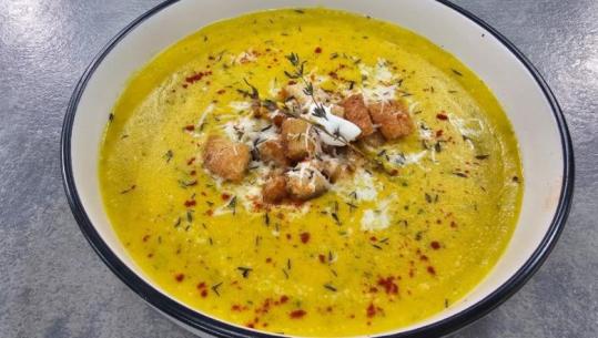 Supë krem me karrota nga zonja Albana