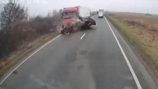 VIDEO/ Furgoni i ultrasve të PAOK-ut përplaset 'kokë më kokë' me kamionin, 6 të vdekur dhe 3 të plagosur në Rumani! Po udhëtonin drejt Lyonit