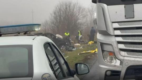 VIDEO/ Furgoni i ultrasve të PAOK-ut përplaset 'kokë më kokë' me kamionin, 6 të vdekur dhe 3 të plagosur në Rumani! Po udhëtonin drejt Lyonit