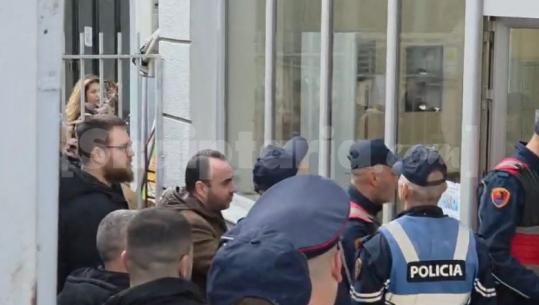 Gjykata  e Tiranës cakton ‘detyrim paraqitje’ për 19 protestuesit e dhunshëm në protestën e Berishës! Tensione në hollin e gjykatës