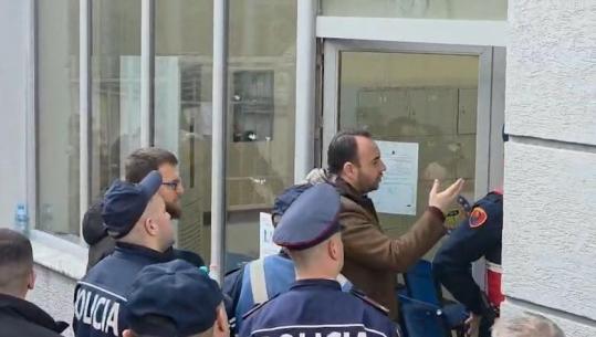 VIDEOLAJM / ‘S’e rr*aj unë’, Klevis Balliu ‘mësyn’ në Gjykatën e Tiranës me fjalor ofendues dhe zihet me qytetarin