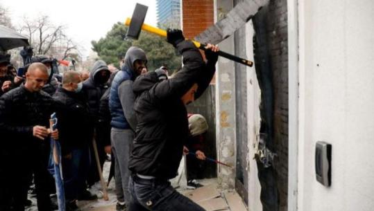 Akuzat për dhunë në protestë/ Balla rikthen pamjet nga sulmi i Berishës në selinë e PD: Hodhën gaz lotsjellës kundër kolegëve, sot sulmojnë policinë!