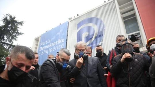 Akuzat për dhunë në protestë/ Balla rikthen pamjet nga sulmi i Berishës në selinë e PD: Hodhën gaz lotsjellës kundër kolegëve, sot sulmojnë policinë!