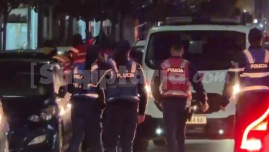 Policia aksion në Fier! Ndalohet një person në qendër të qytetit dhe shoqërohet me furgonin e Forcave 'Shqiponja'