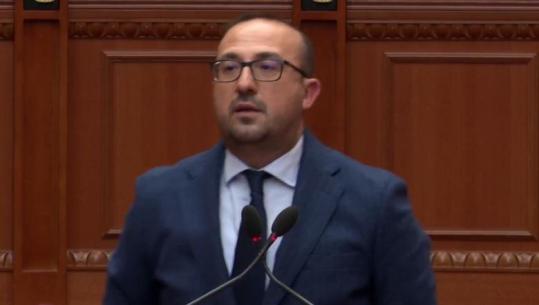 'E keni në terezi, hani petulla me mjaltë', Korreshi ngre tonet në Kuvend: Po na çani dërrasat, sistemin e drejtësisë e keni të kalbur